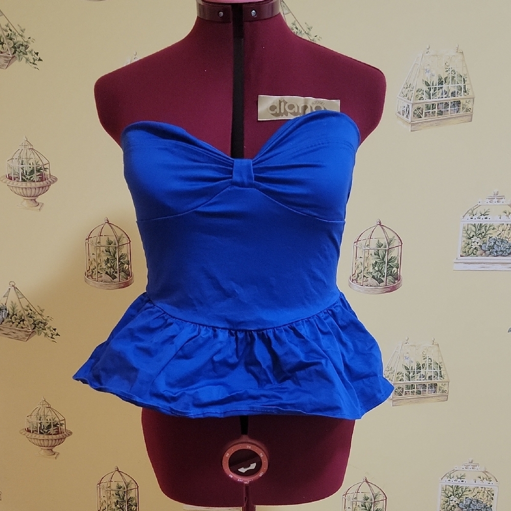 📣3/$30📣 Twik Blue and Red Top
